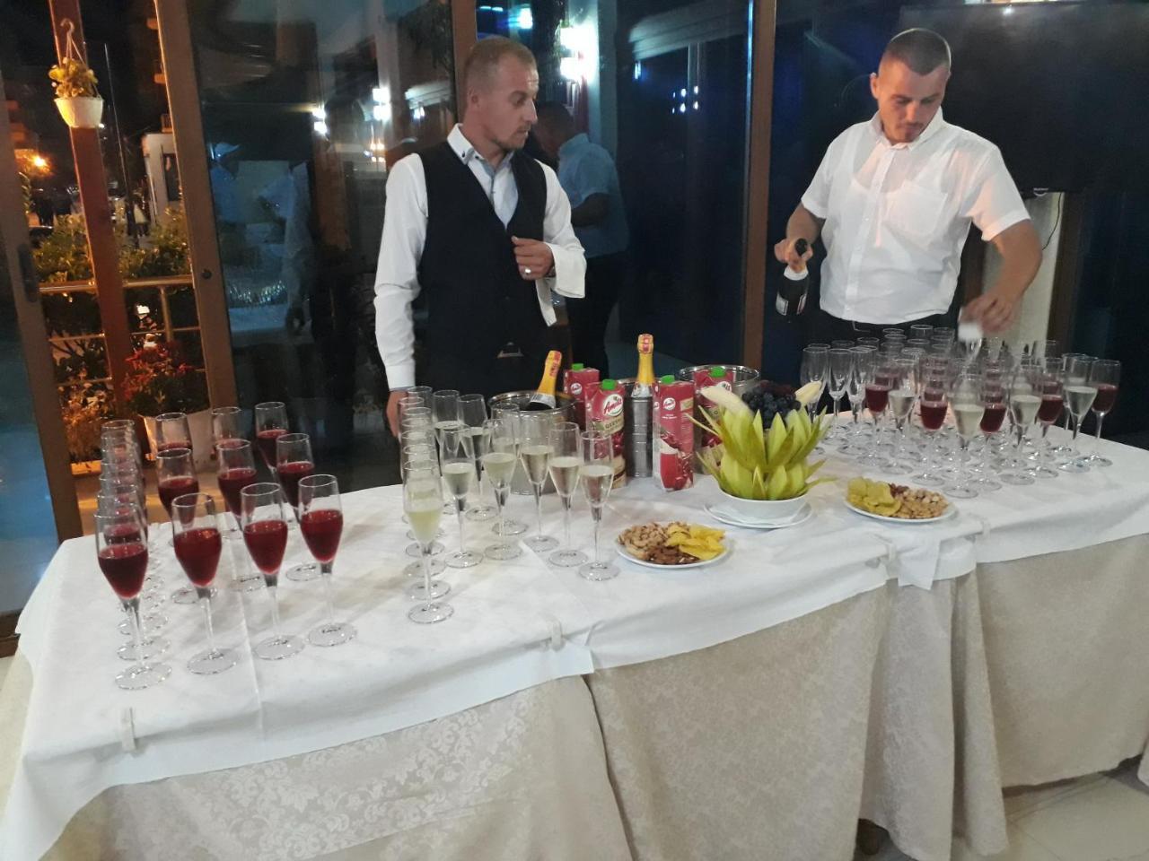 Hotel 3 Vellezerit Durrës Buitenkant foto
