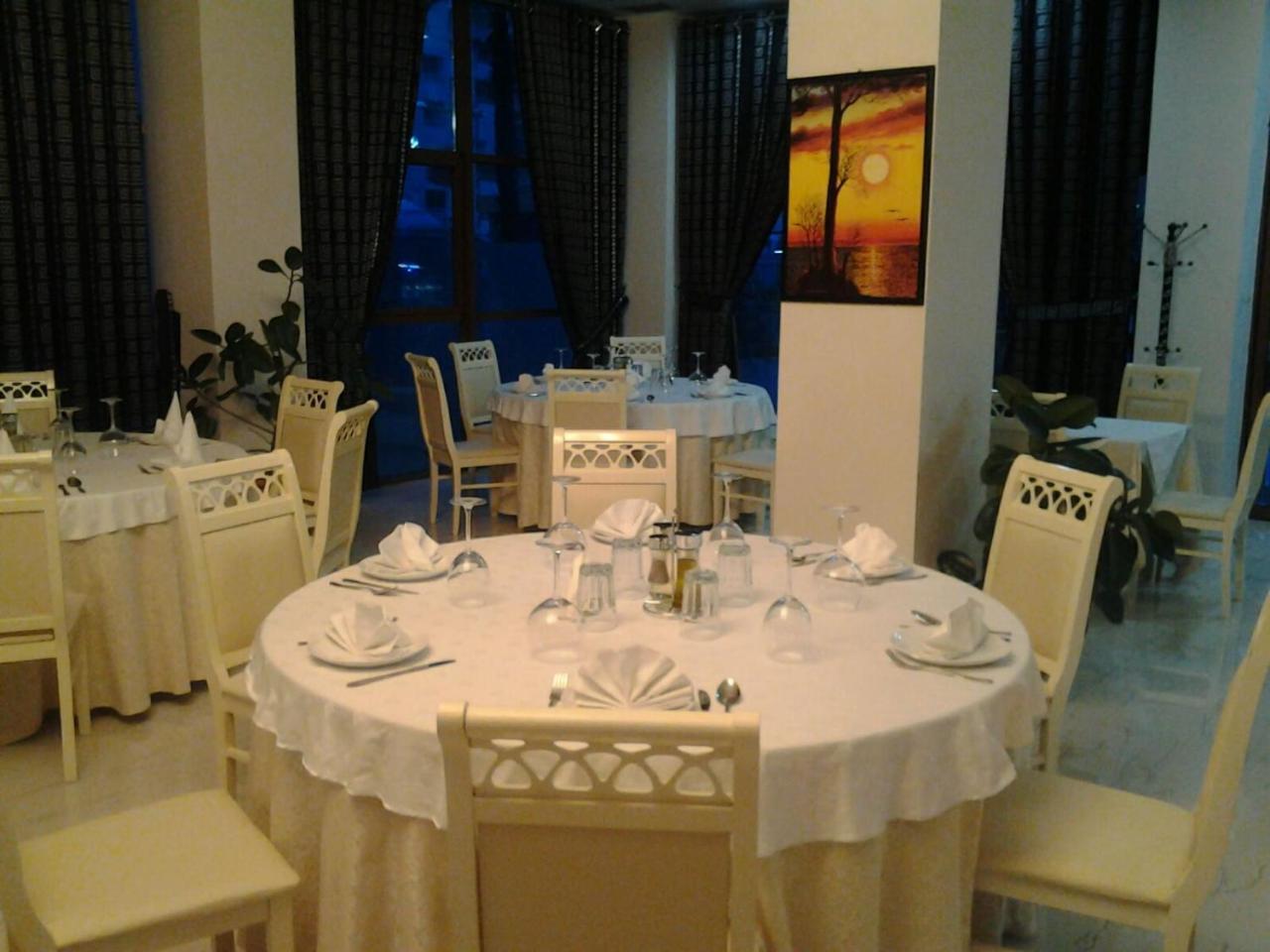 Hotel 3 Vellezerit Durrës Buitenkant foto