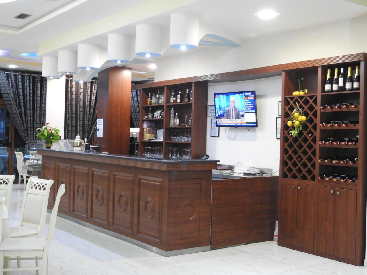 Hotel 3 Vellezerit Durrës Buitenkant foto