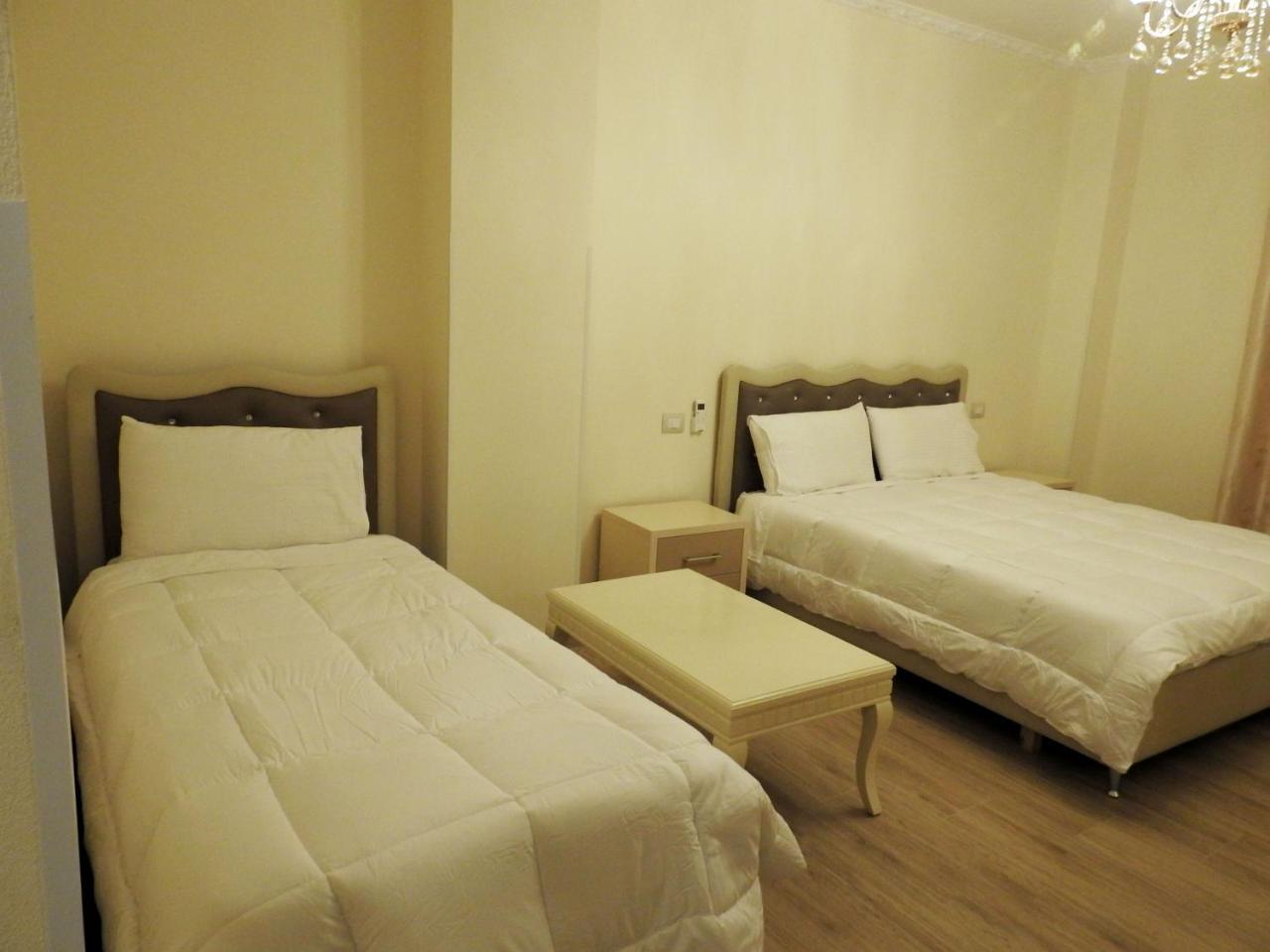 Hotel 3 Vellezerit Durrës Buitenkant foto
