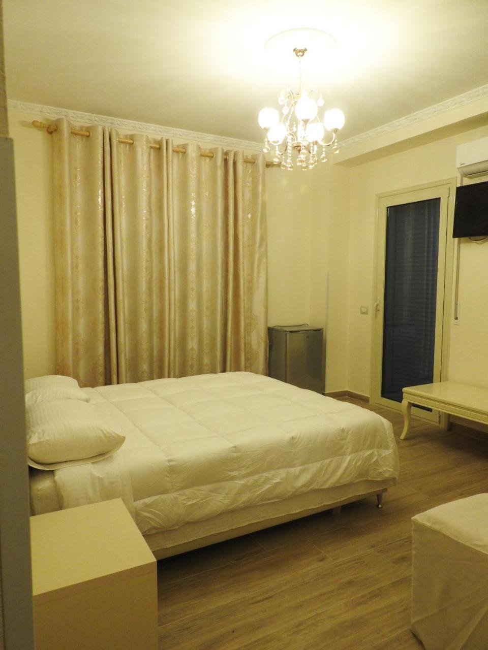 Hotel 3 Vellezerit Durrës Buitenkant foto
