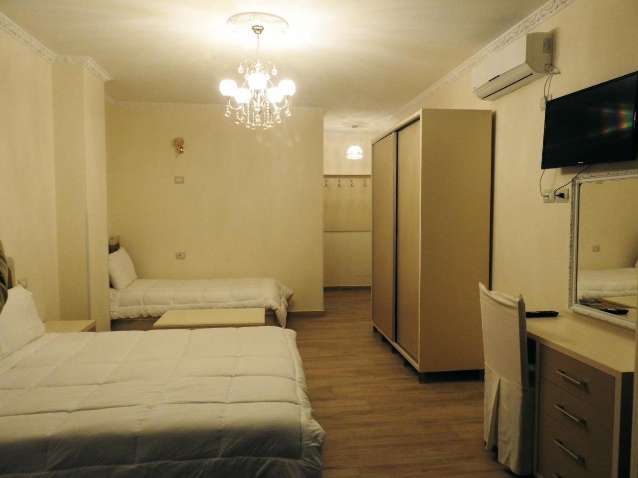 Hotel 3 Vellezerit Durrës Buitenkant foto