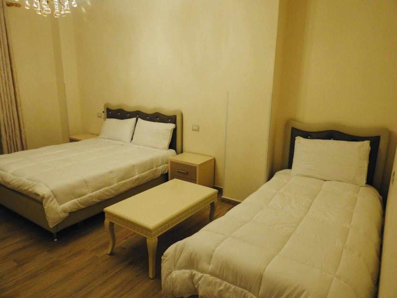 Hotel 3 Vellezerit Durrës Buitenkant foto